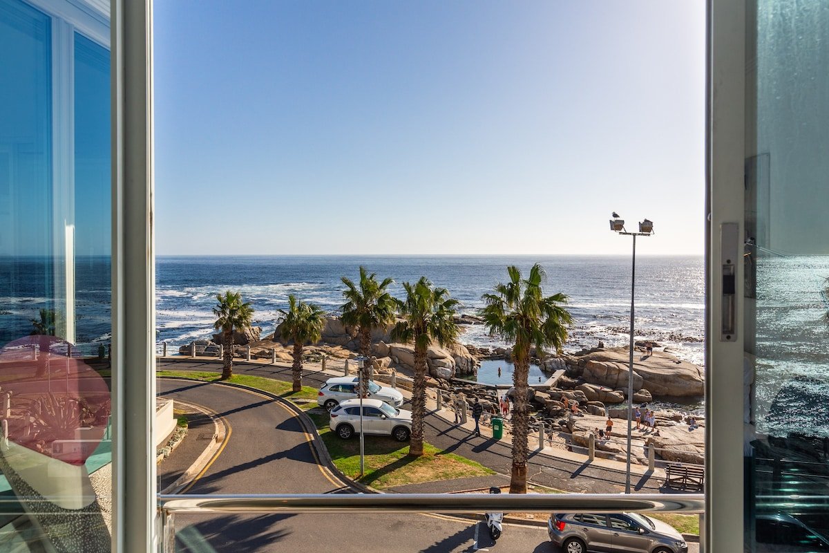 Art Deco Condo on Saunders Beach gallery image 3