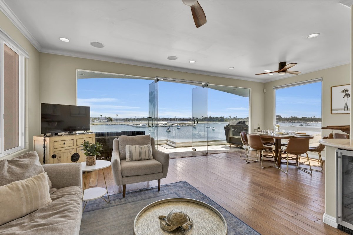 Light And Airy Penthouse Overlooking Mission Bay! gallery image 2