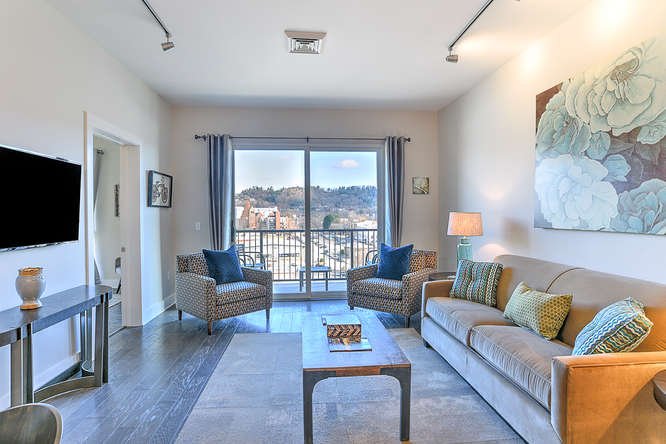 Three Bed Three Bath Central Downtown Condo gallery image 5