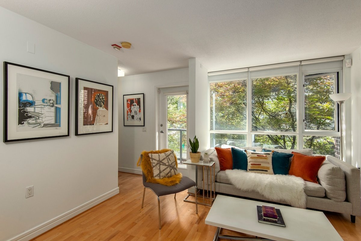 World Cup Townhome Across from Wall Centre gallery image 3