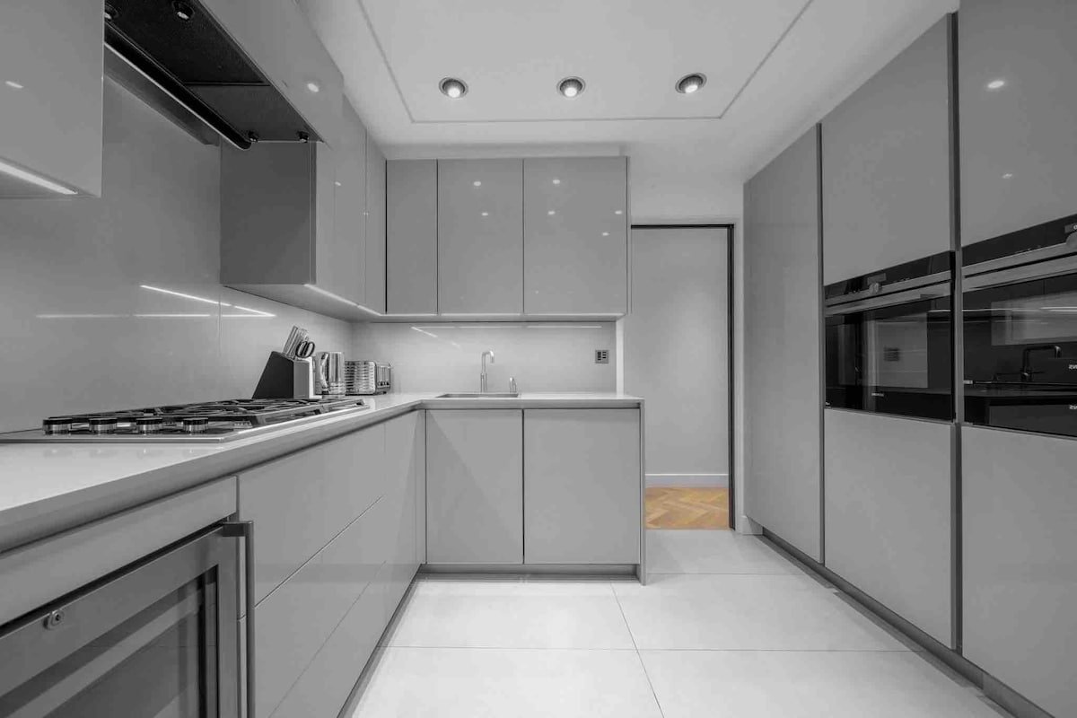 J-Mr Selfridg gallery image 4