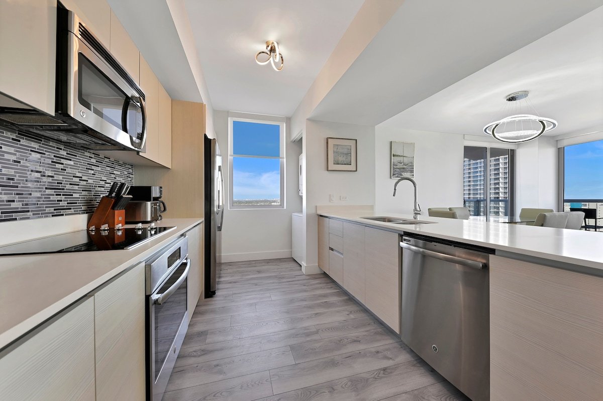 3/3 BDR 20 FL BEACHWALK RESORT WITH BEACH SERVICE gallery image 5