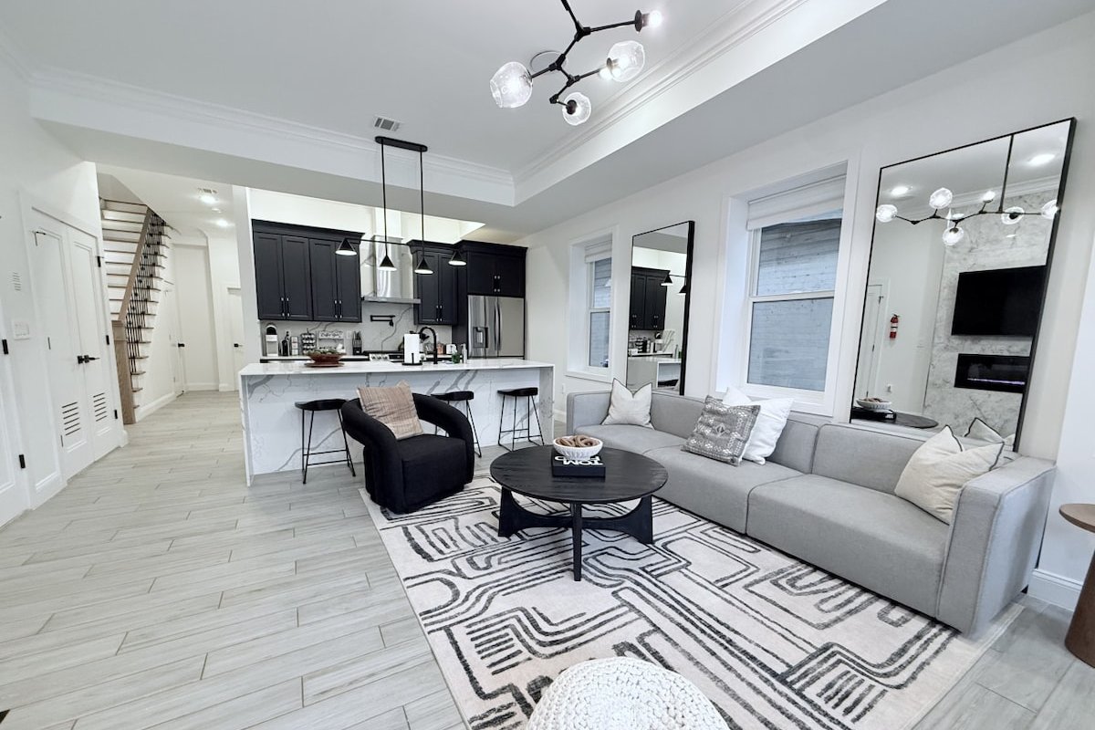 Beautiful 3BR 3.5BA Full Ensuite Duplex W/Backyard gallery image 2