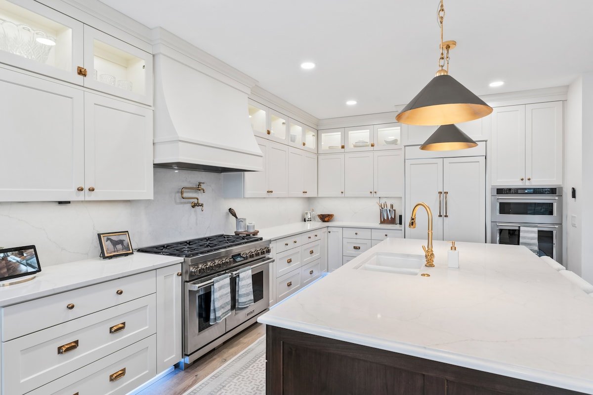 Lux Retreat-Indoor Hot Tub+Sauna+Designer Finishes gallery image 5