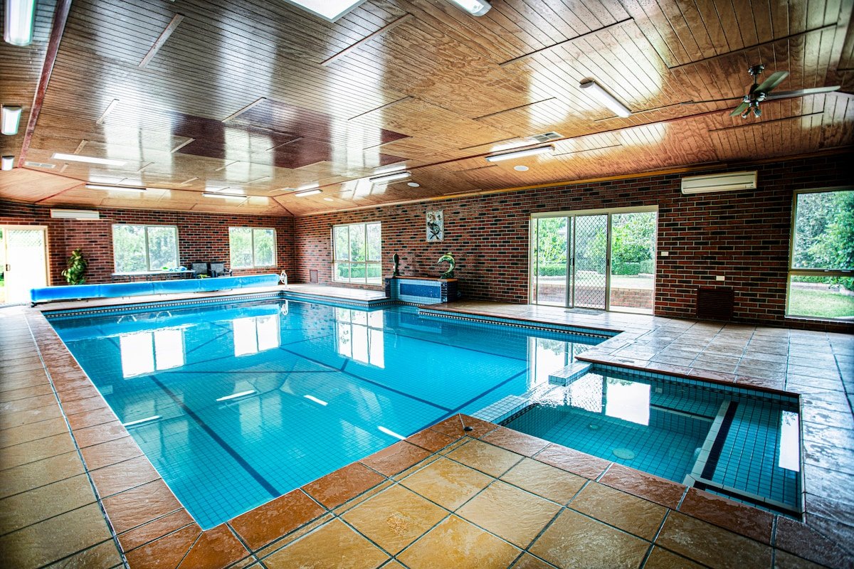 Indoor Heated Pool & Spa-The Pomegranate gallery image 2