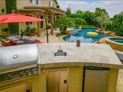 5 bdr home: heated pool/spa, outdoor bar & grill