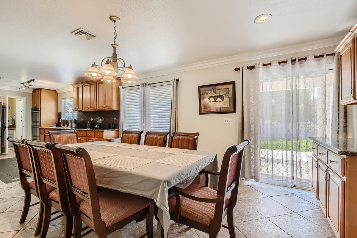 Gorgeous 5b/3b VILLA .5acre *POOL* 5 min to Strip gallery image 4