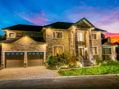 Luxury Mansion W/Hot Tub, Pool Table & 10 Beds!