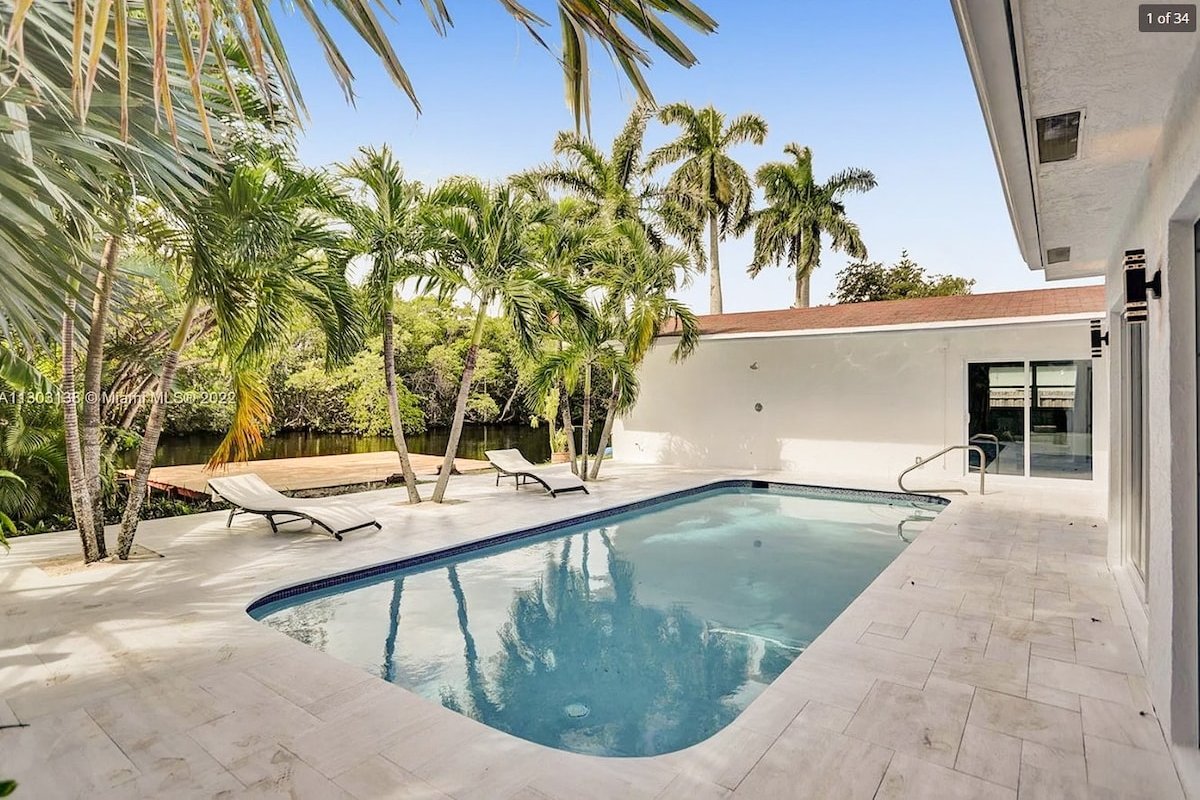 Waterfront-Heated Pool-Mini-Golf-4bedrooms-sleep10 gallery image 2