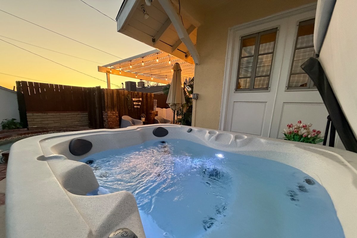 Media City Hillside House—4Bdrm, Pool, Spa & FIBER gallery image 3