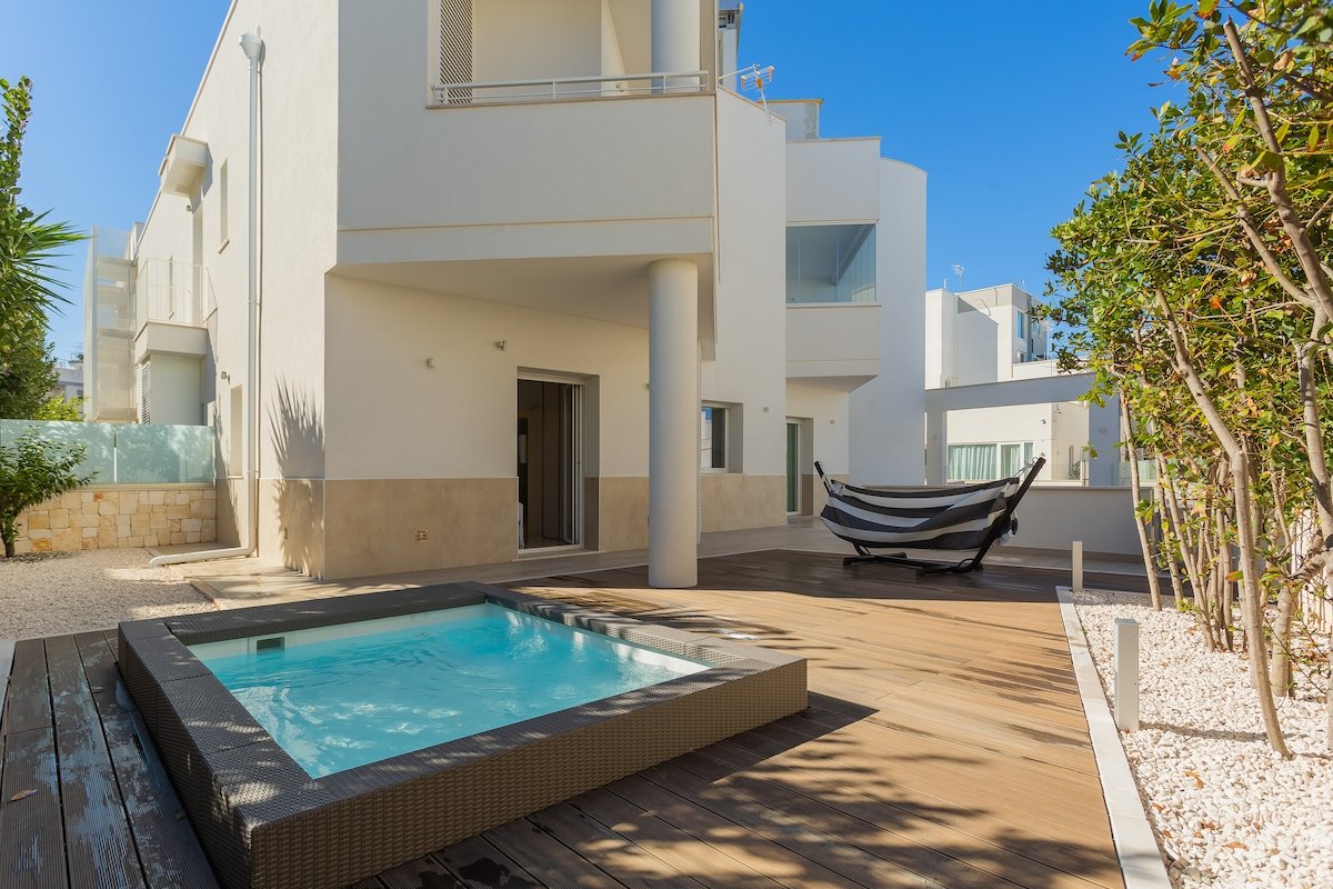 Palazzo Lux Stays Sleeps 9 – pool, beach, centre gallery image 3