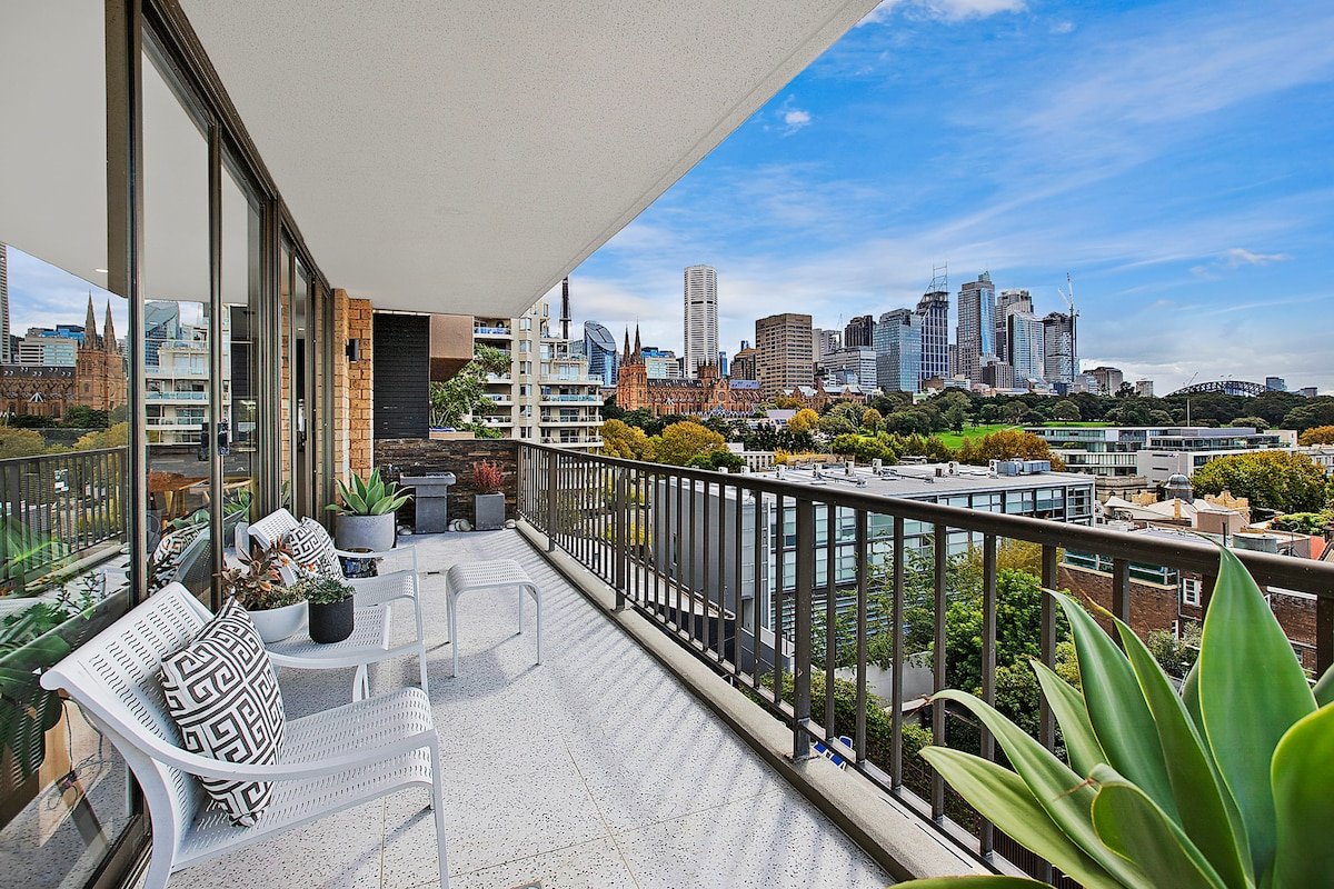 Stylish, Spacious, Spectacular Views Parking & Bbq gallery image 2