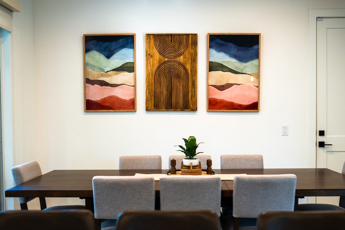 Boho Jungle Mid-century Modern Villa ~10 min to DT gallery image 4