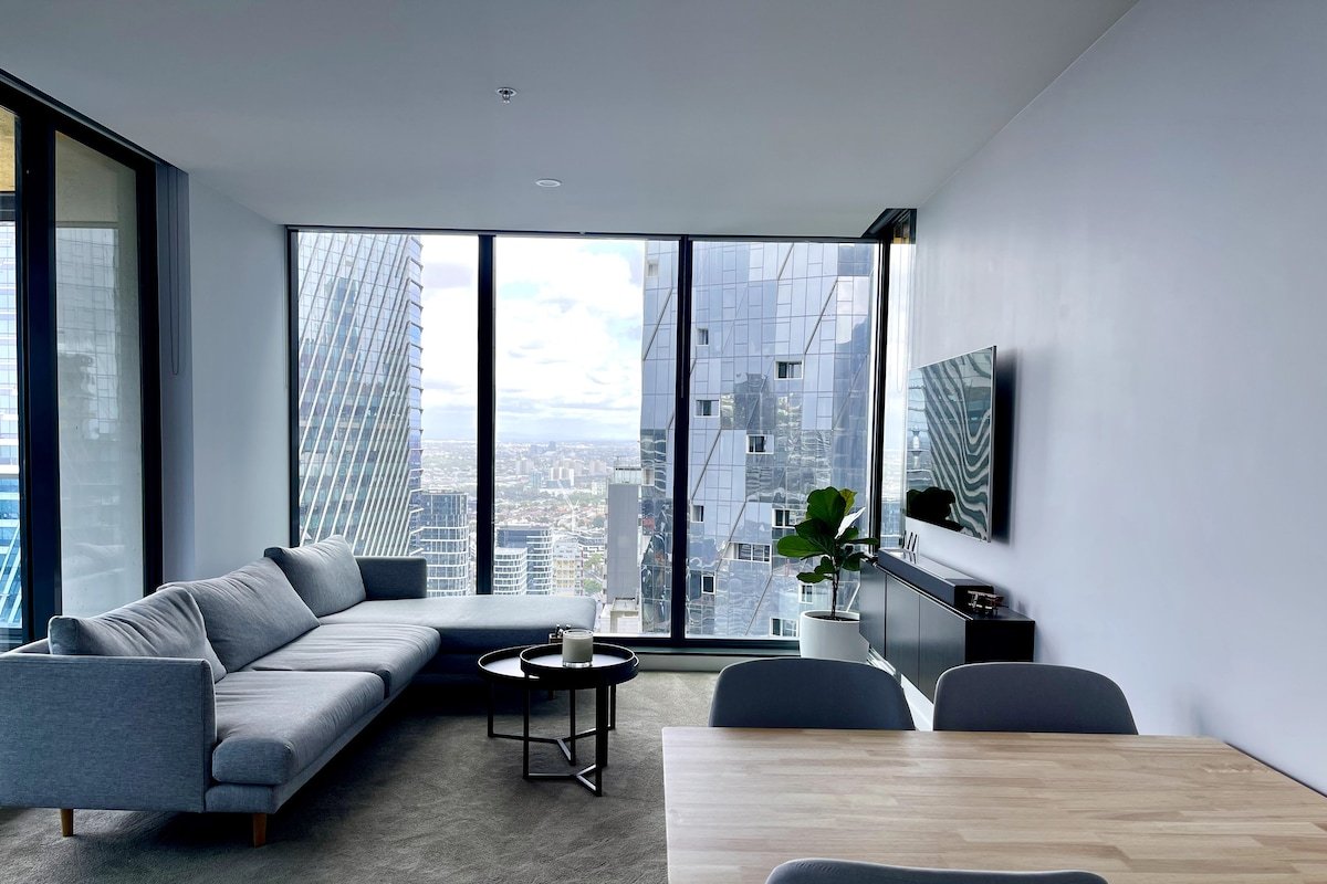 Spectacular Views from 39 Floors Up. Corner Block. gallery image 3