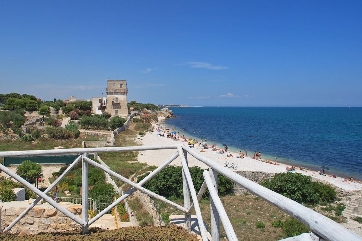 Seafront Trullo with Direct Beach Access – Trani gallery image 2