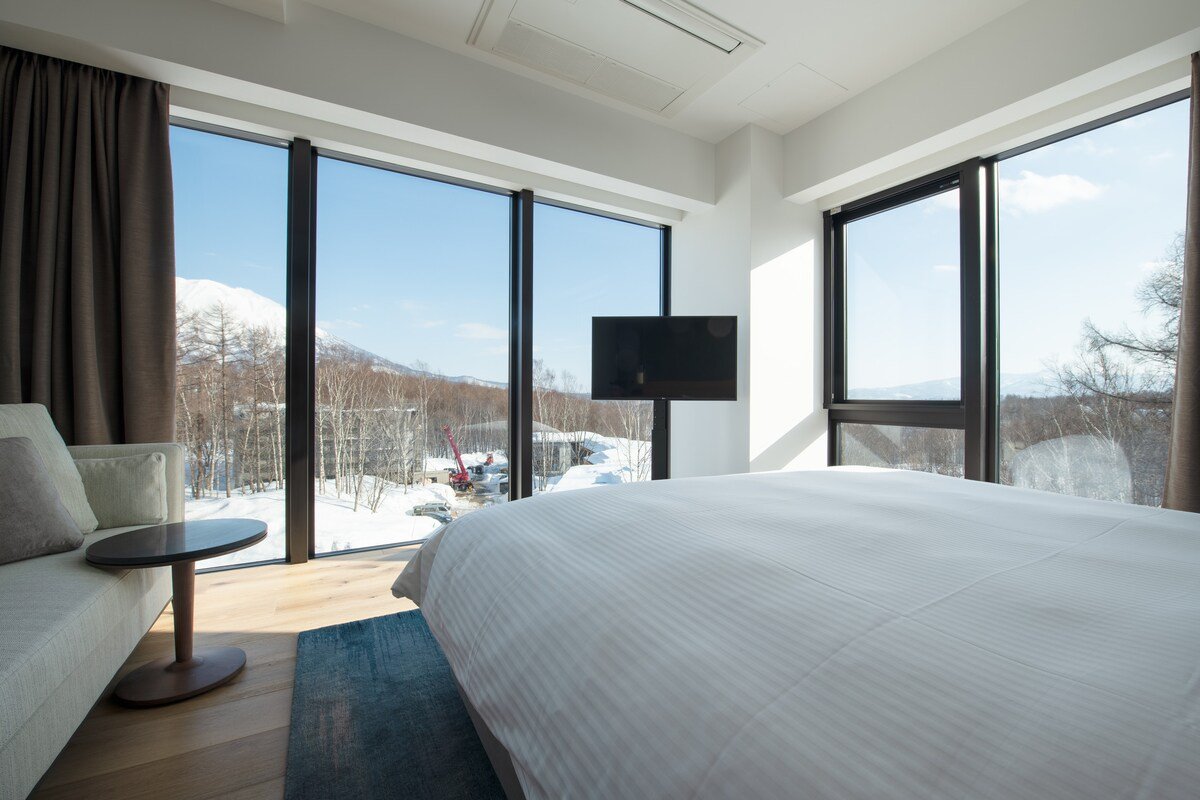 Intuition | Stylish 3BR w/ Open-Plan Dining Room gallery image 2