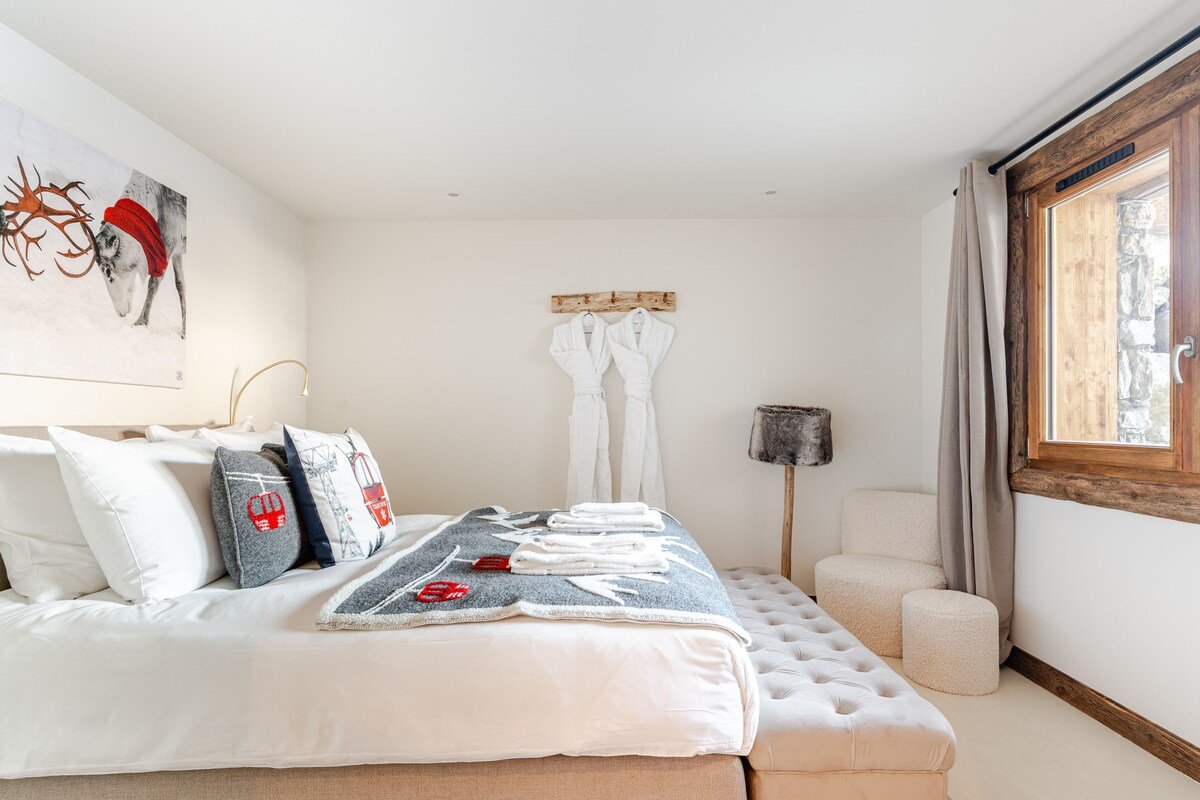 Chalet Cheval Blanc, indoor pool gallery image 2