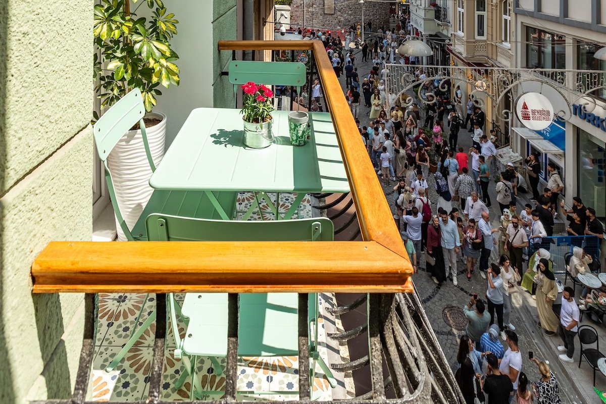 Artful Galata Gem: 4BR, 2BA, LR, Galata Tower View gallery image 3