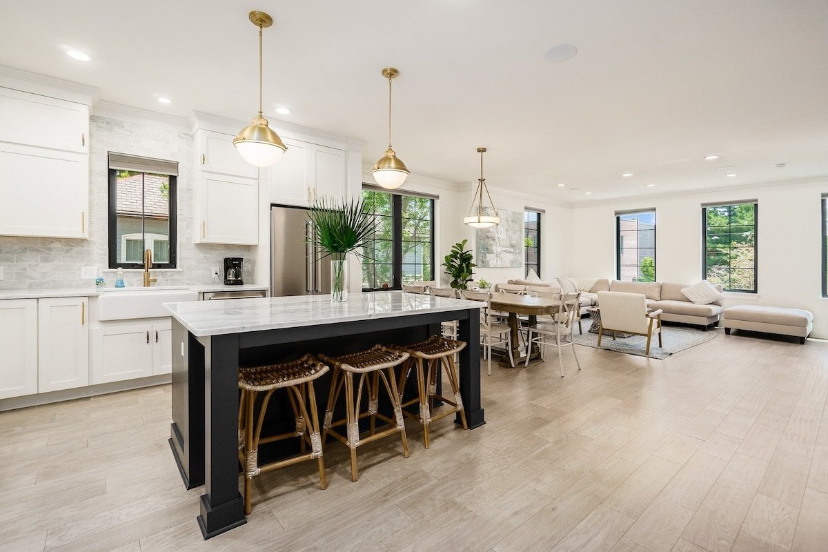 HUGE NEW LUXE HOME W/ TERRACE! BEST AIRBNB IN CBUS gallery image 2