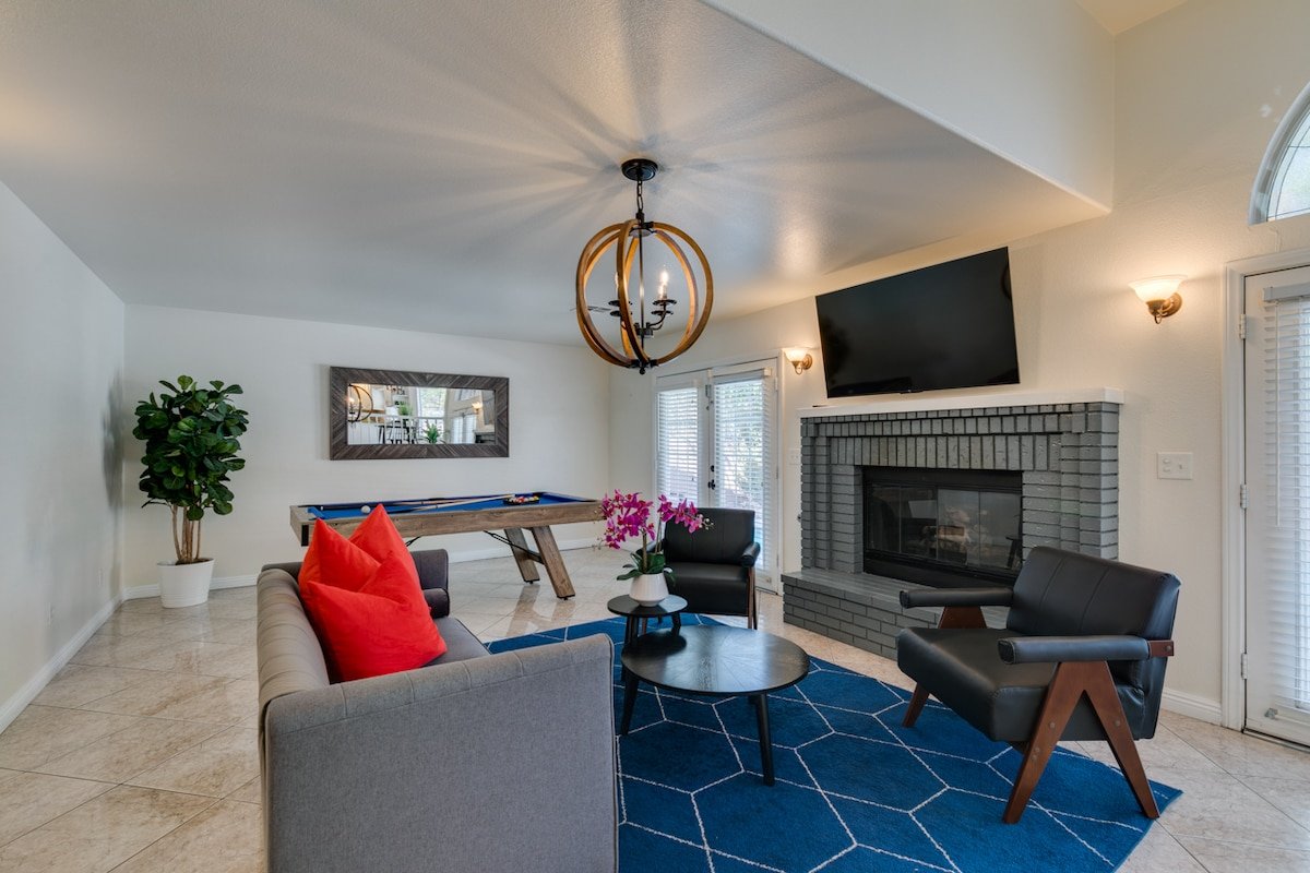 Spacious 5BR w/Optional Heated Pool Near Strip gallery image 5