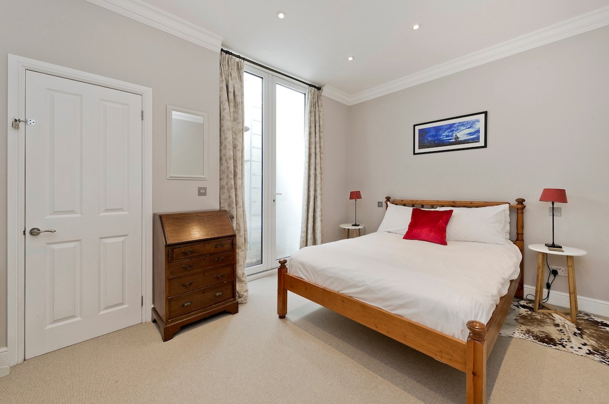Large 4-Bed House with a Garden, Fulham gallery image 5