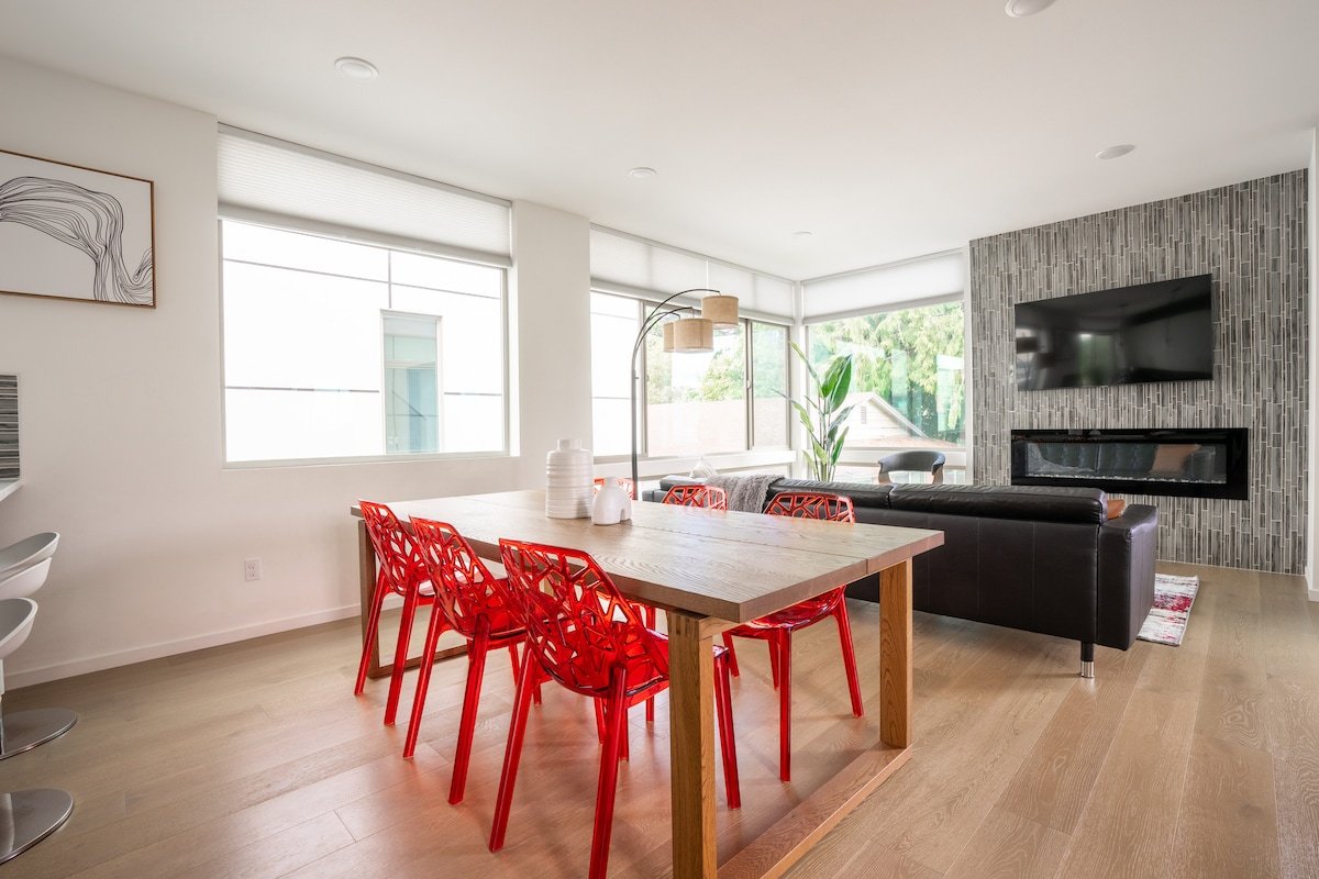 Chic Seattle 4BR | Rooftop Deck+Prime City Access gallery image 5