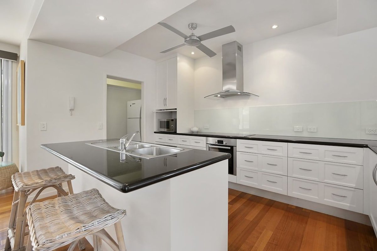 Maher Tce Stately Residence with Beach Side Charm gallery image 5