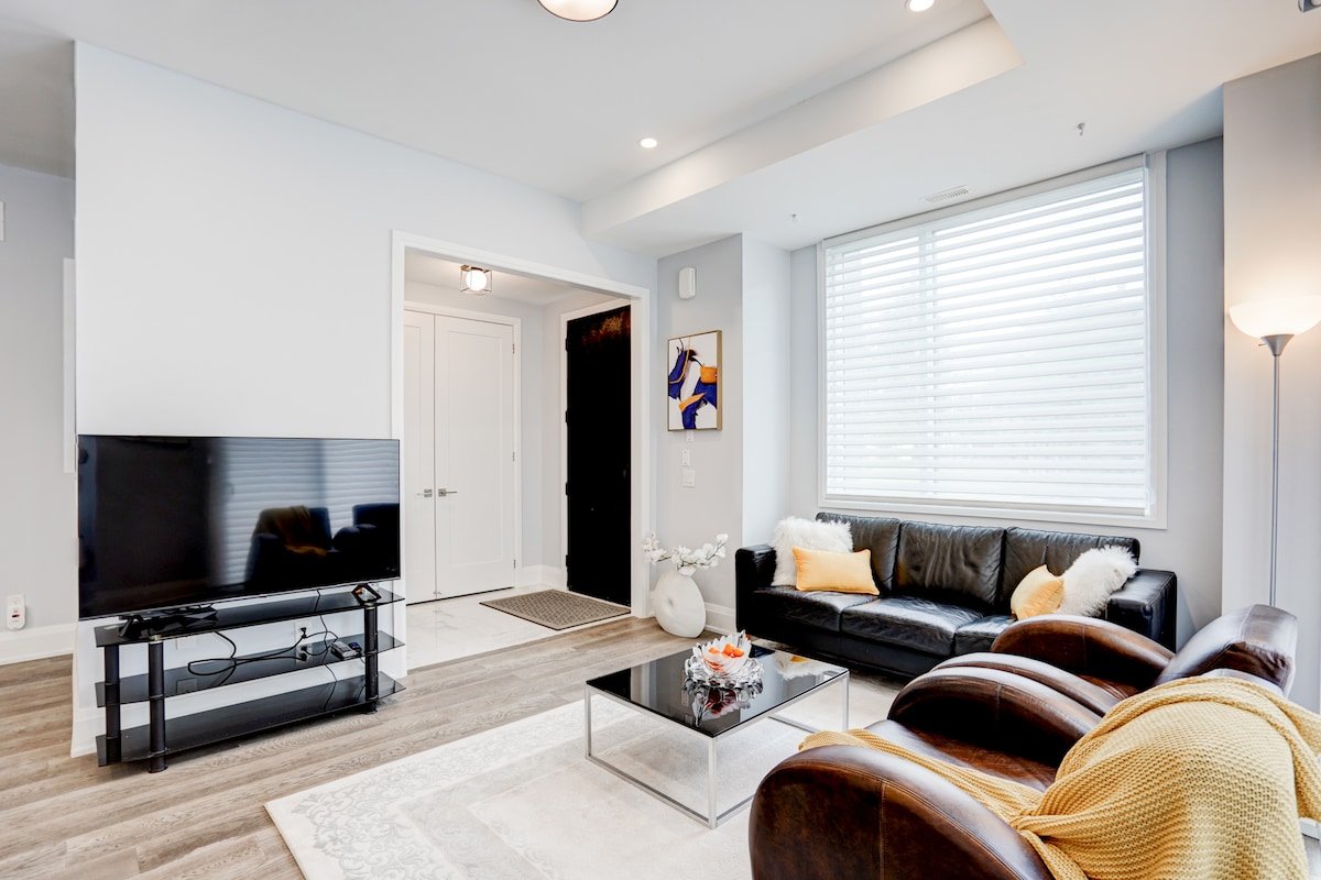 Brand New Luxury 4 BR Townhome with Roof Terrace gallery image 5