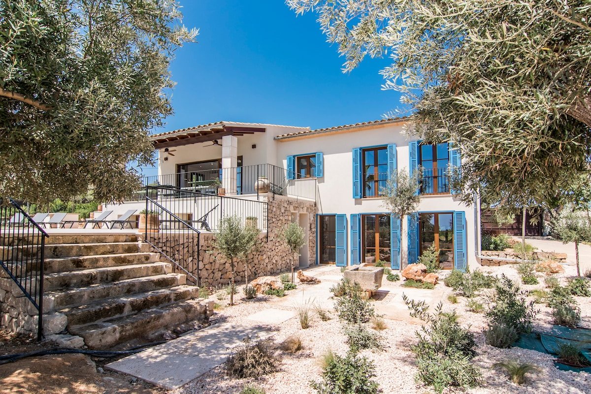 Luxury Villa Overlooking Sea gallery image 4