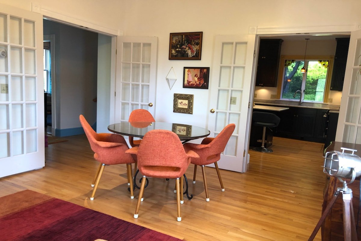 Cheerful 200yr old Farmhouse on 6 acres near beach gallery image 5