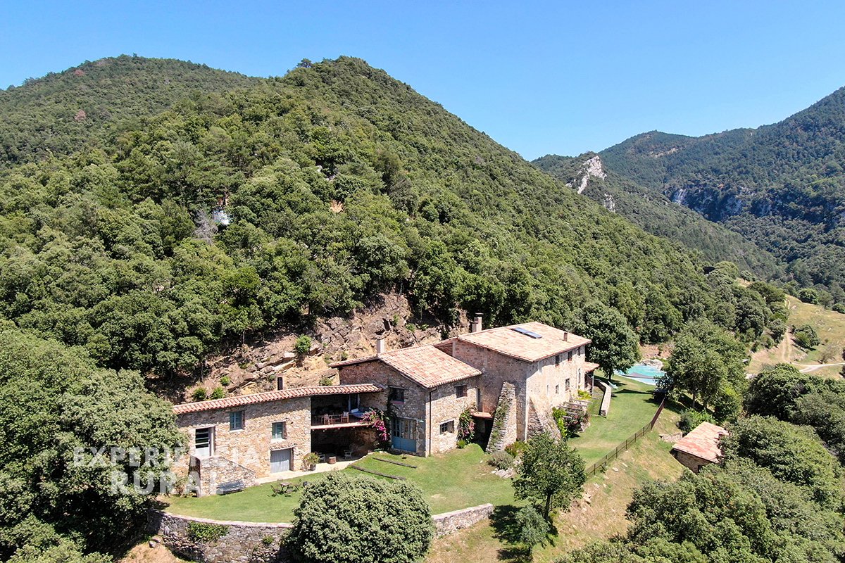 Gran masía aislada con piscina y vistas de ensueño