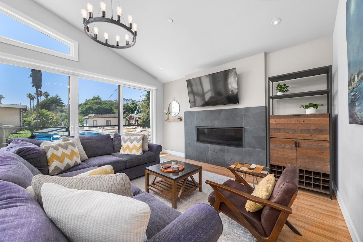 4 Bedroom Luxury in Capitola Village w/ parking! gallery image 3