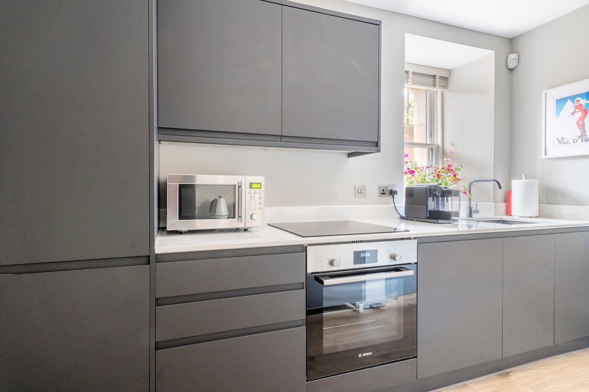 Immaculate 3 Bed Apartment with Private Entrance gallery image 3