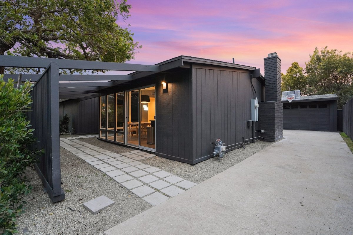 Malibu Beach House by Stay Awhile Villas gallery image 2