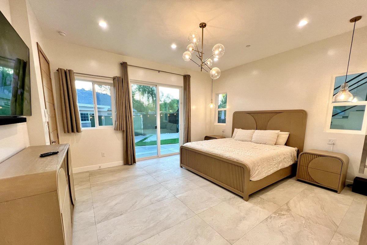 3-Home Private Compound w/ Pool, Spa & Game Room! gallery image 4