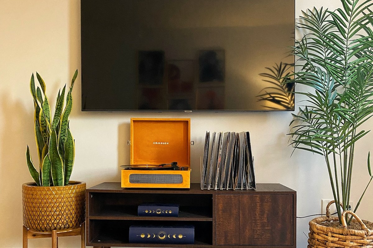 2BD MID CENTURY APARTMENT IN THE HEART OF DOWNTOWN gallery image 5