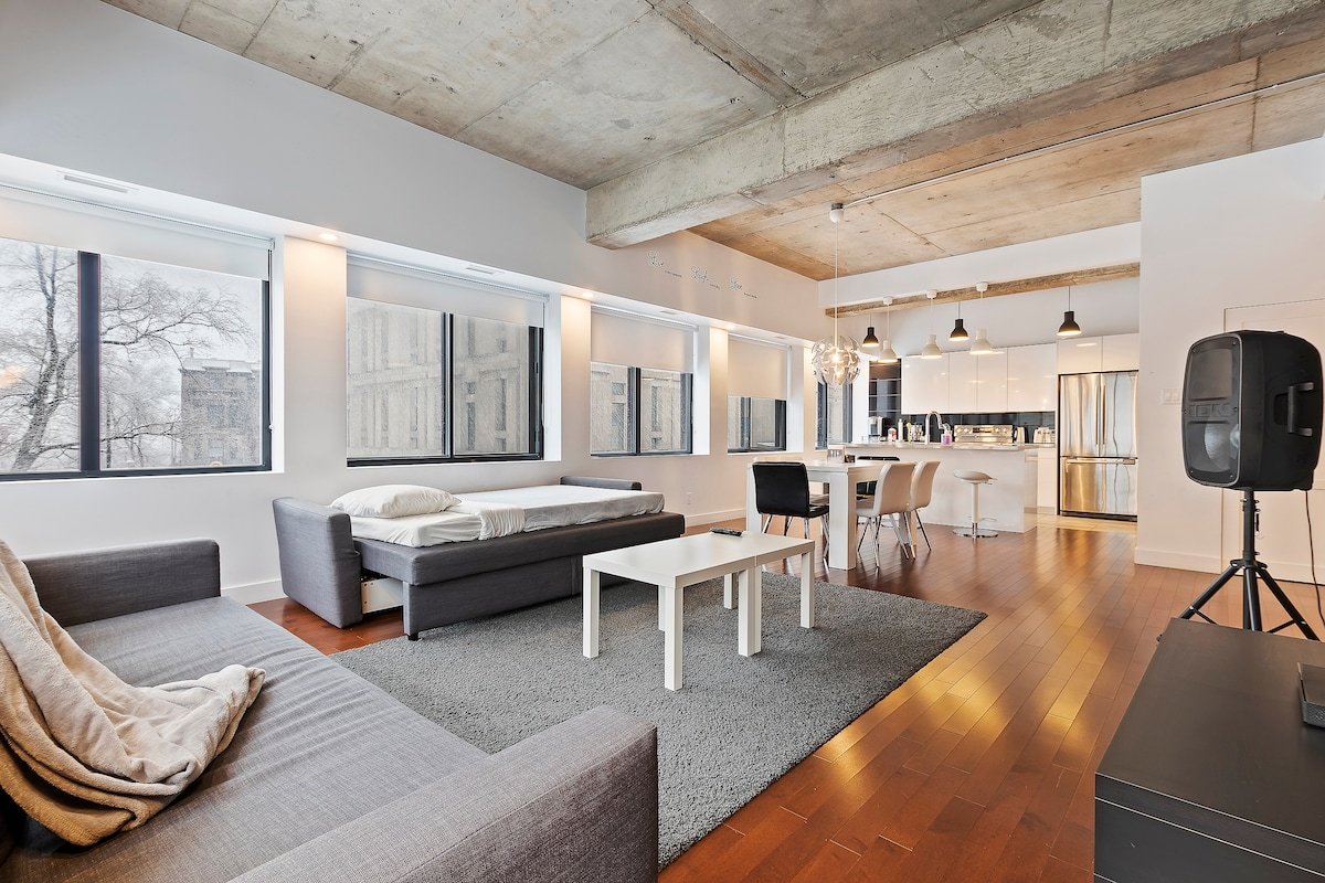 Modern | Plateau – Downtown | Free parking! gallery image 3