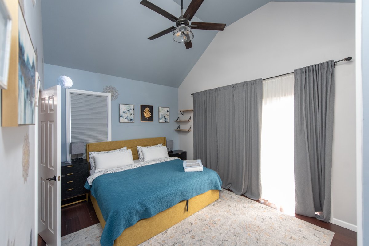 Great duplex 3BR/2bth apartment on the ocean block