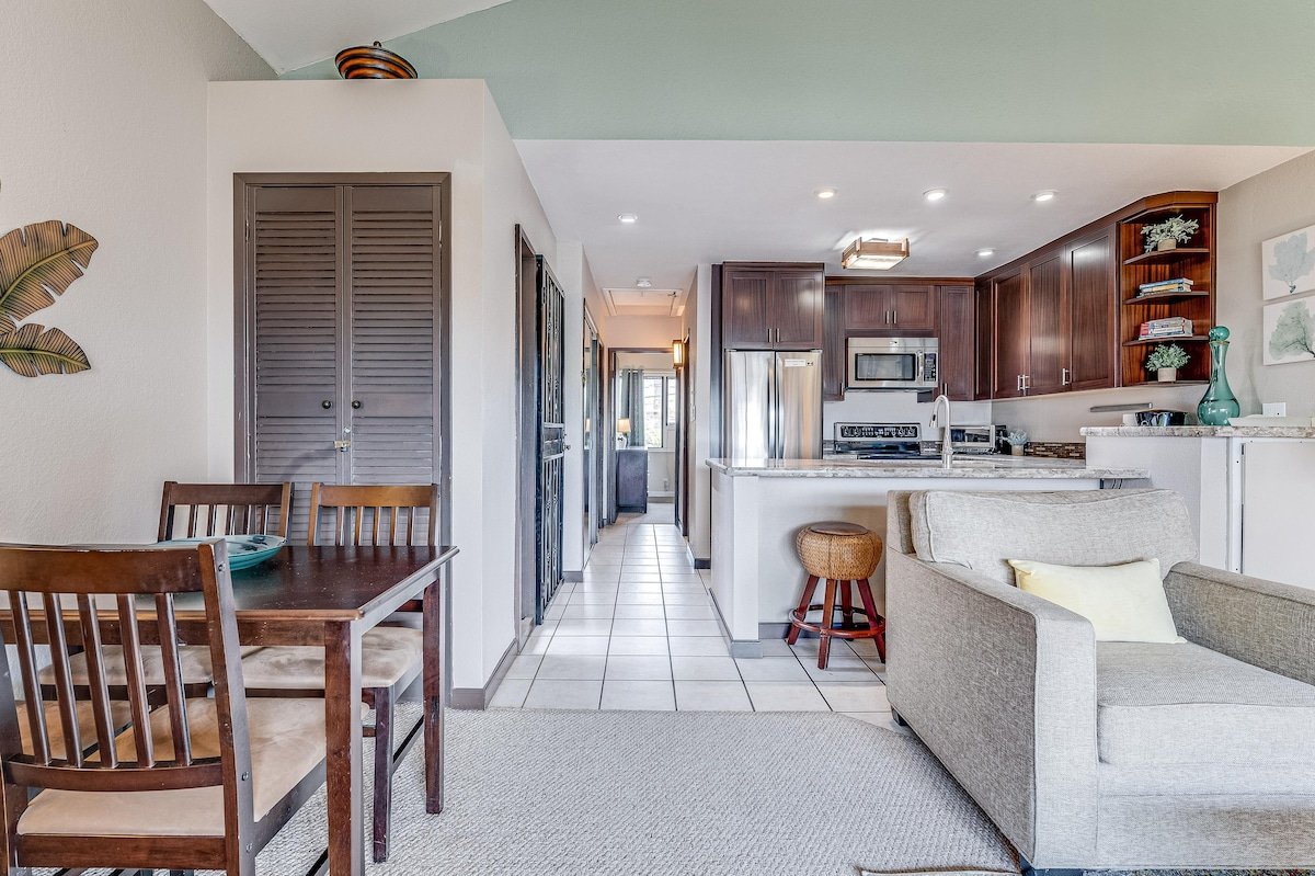 Beautiful Updated Condo, Steps from Beaches/Restau gallery image 5