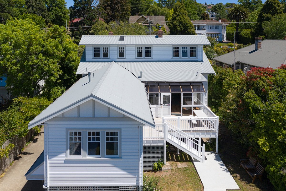 Well-located Home- inc King Master, 2 Queen Rooms gallery image 2