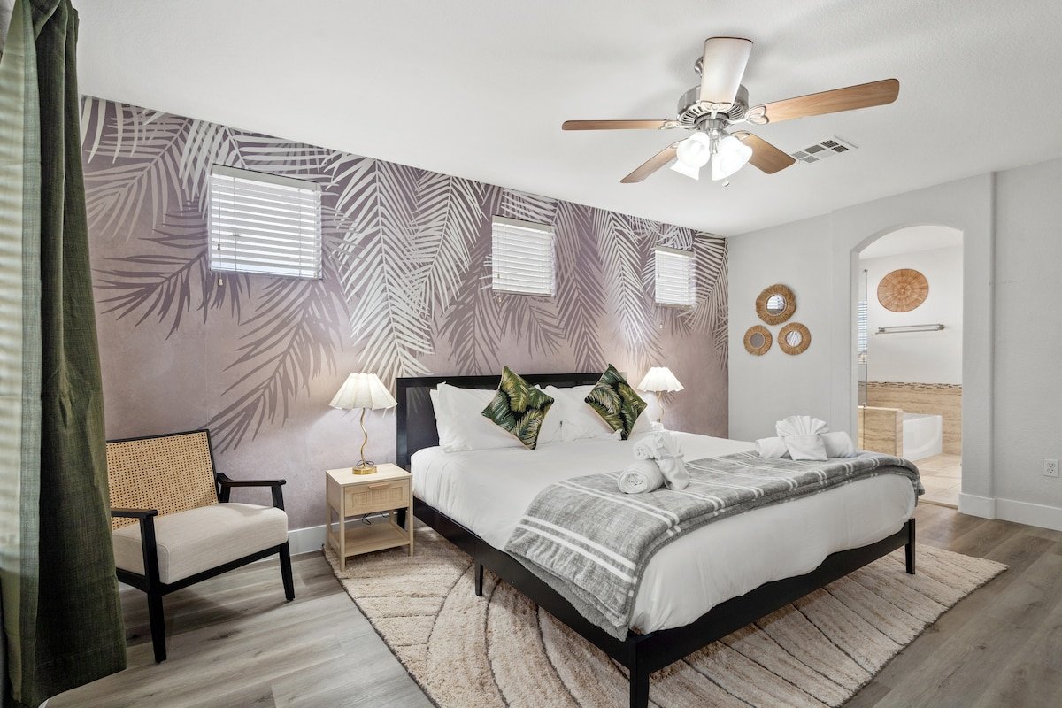 Paradise Found: Luxurious Poolside Escape gallery image 5