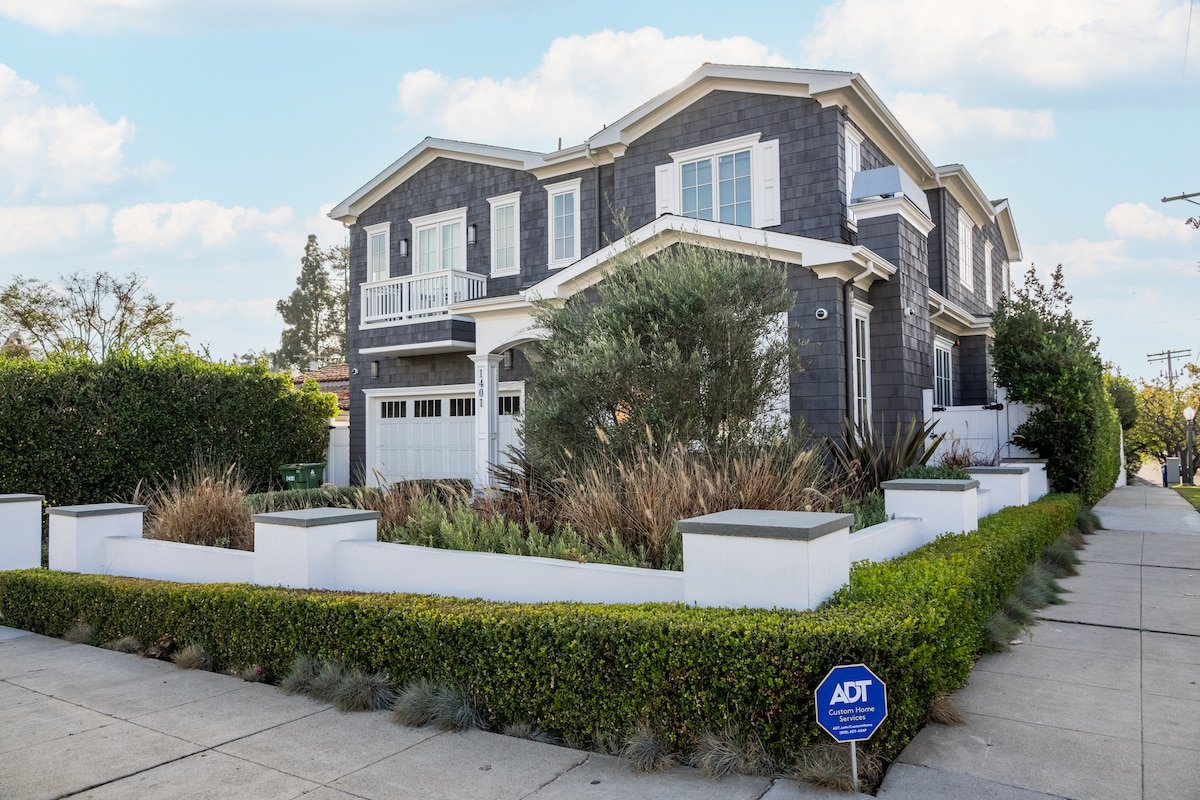 Hamptons Estate: Lux 5BR Villa – Pool & Fire Pit gallery image 2