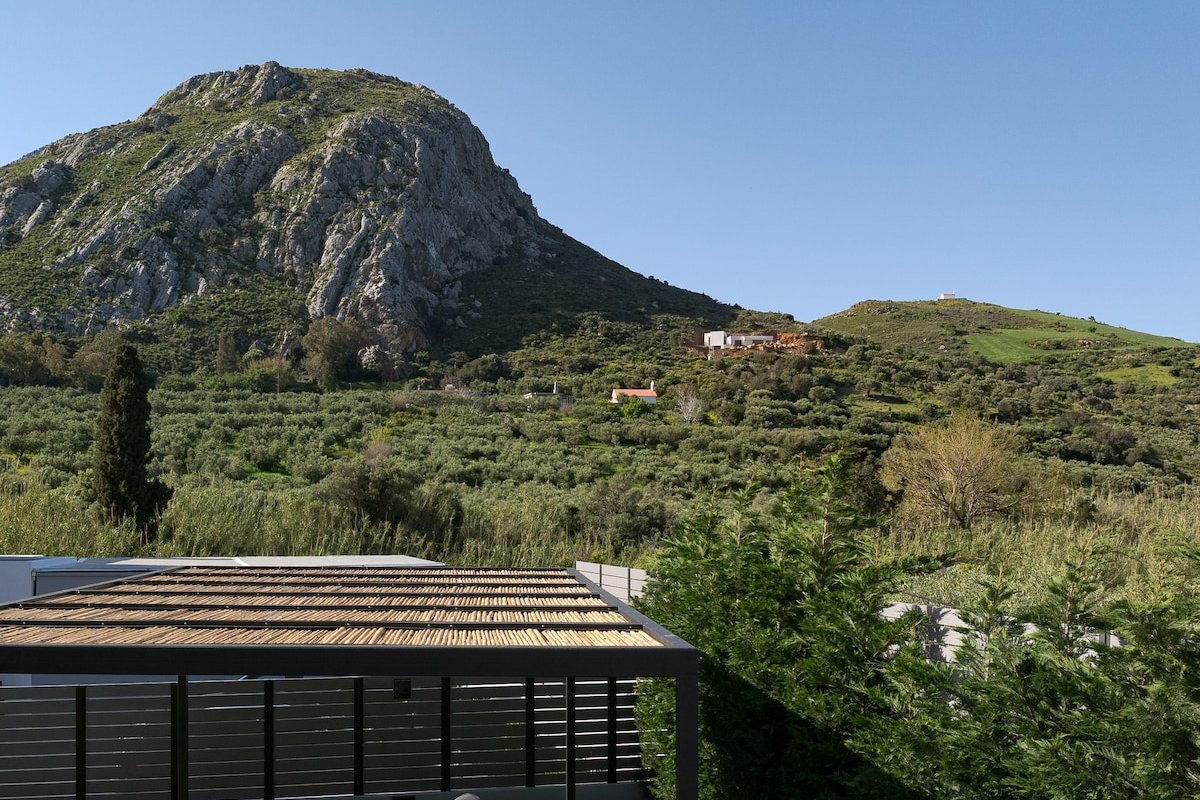 Monti Luxury Villa, with Heated Pool & Hot Tub gallery image 5