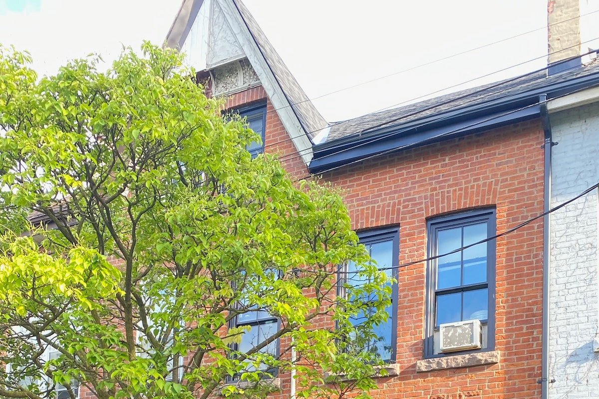 Kensington Market Heritage Town House w City Views gallery image 3