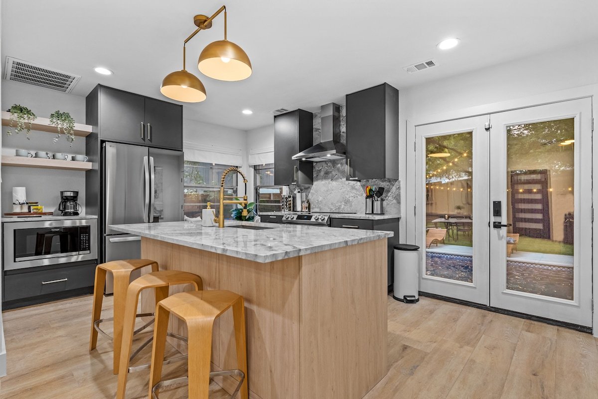 Heated Pool located in the Heart of Dallas! gallery image 5