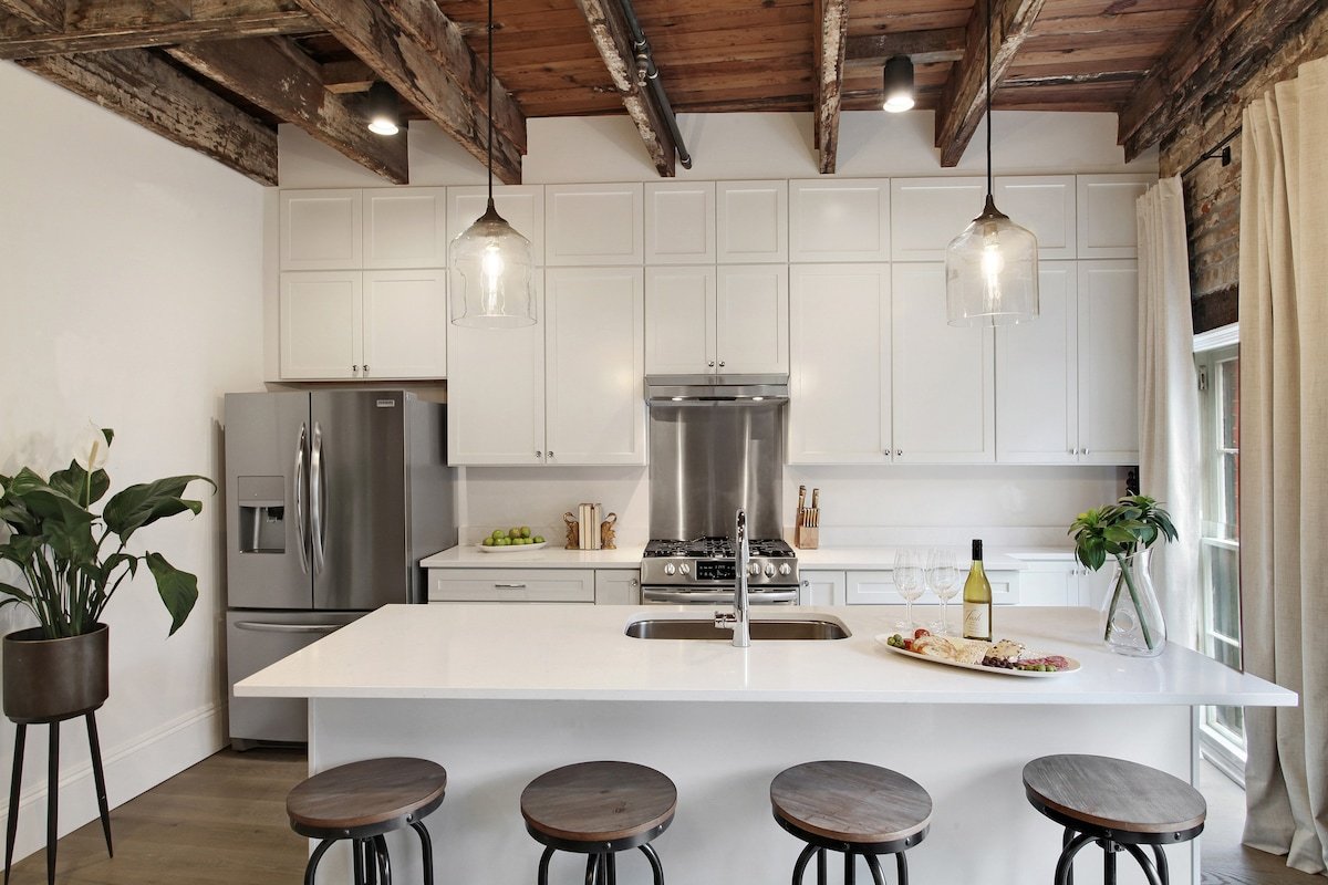 Luxury Historic Hotel Suite | 5 min to FQ gallery image 3