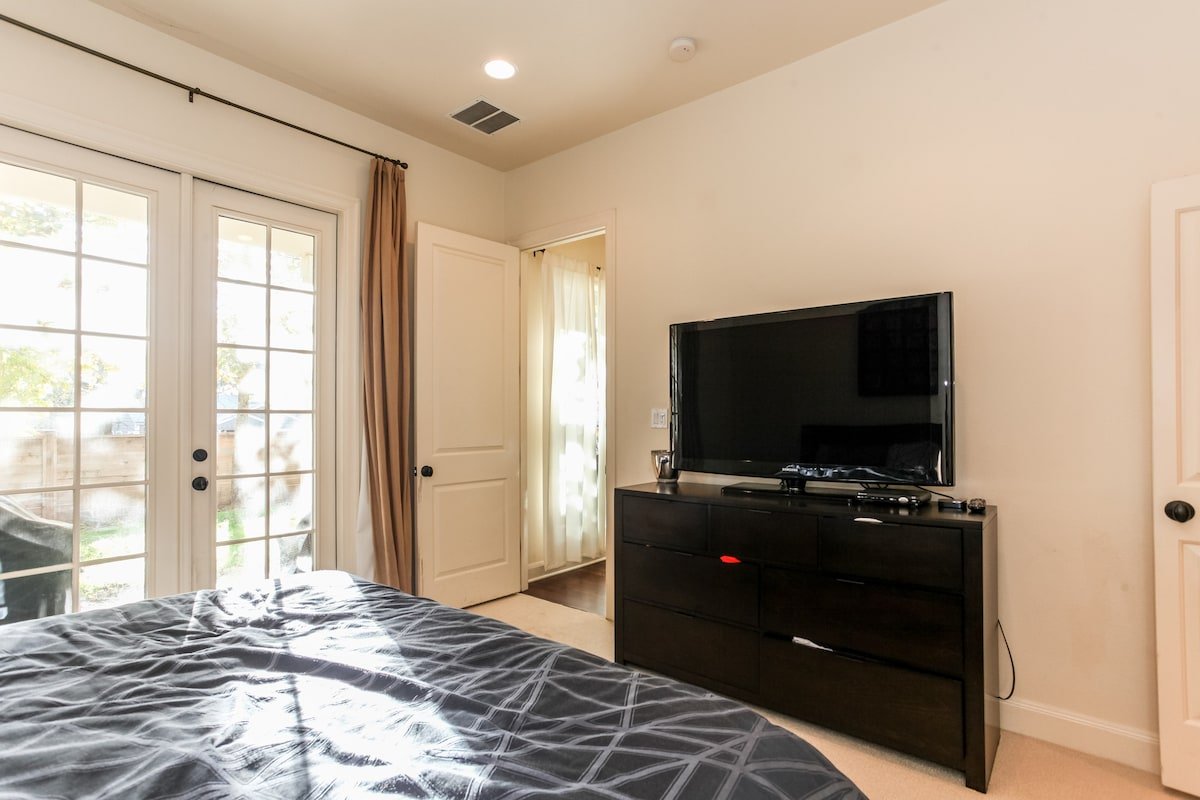 Charming 4BR Rosedale Home Sleeps 10! gallery image 4