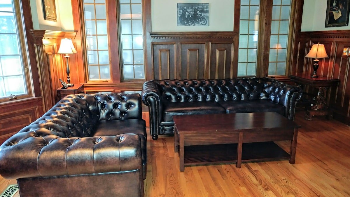 Family Ocean View Victorian Executive Swartz Bay gallery image 2