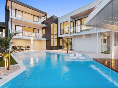 Bayview Luxe Entertainer | Pool & World Class View