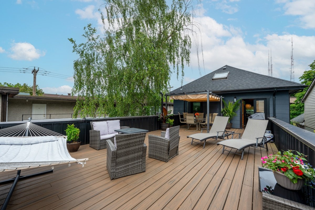 Beautiful Loft in Heart of Capitol Hill w/ Parking gallery image 3